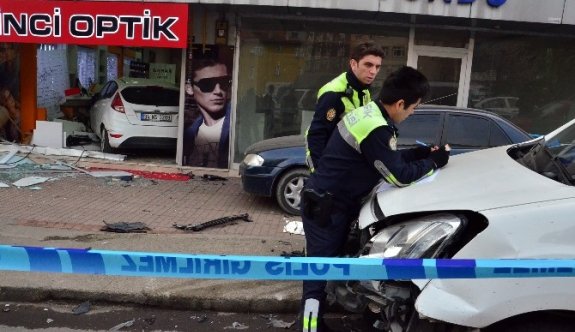 Yayaya Çarpan Kadın Sürücü Otomobille Optik Dükkanına Girdi