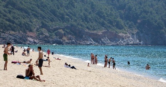 Alanya’da Yerli Ve Yabancı Turistler Denize Akın Etti