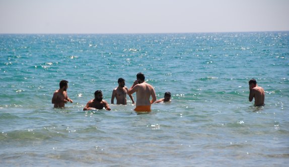 Antalya'da sıcaktan bunalan vatandaşlar denize girerek serinliyor