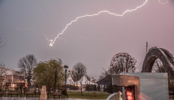 Bolu’da Şimşek Çaktı, Muhteşem Görüntüler Oluştu