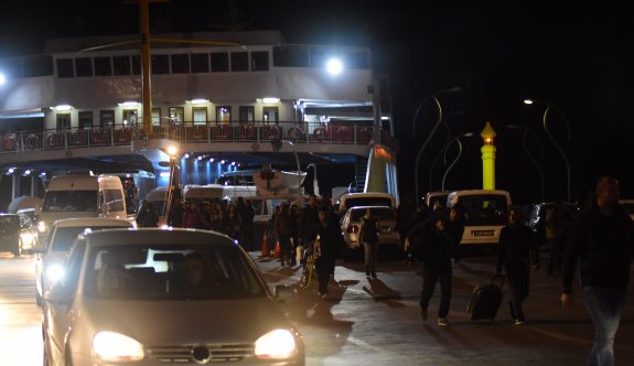 Çanakkale Boğazı'nda arızalanan vapur yolda kaldı