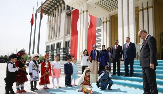 Cumhurbaşkanı Erdoğan, Beştepe çocukları ağırladı