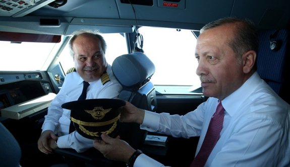 Cumhurbaşkanı Erdoğan, pilotlar gününü kokpitten İngilizce olarak kutladı