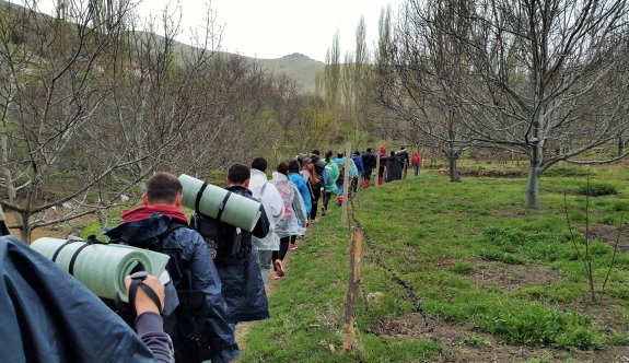 Dağcılar Kale Tepe’de şehitler adına Türk bayrağı dikti