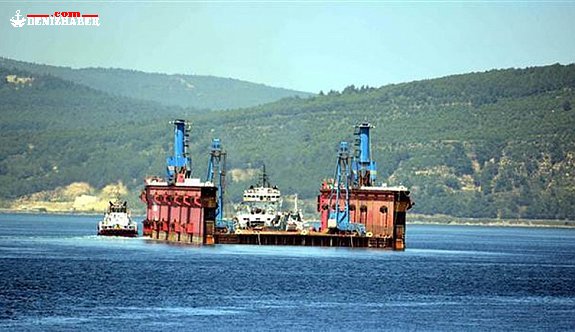 Dev Yüzer Havuz Çanakkale Boğazı'ndan Geçti