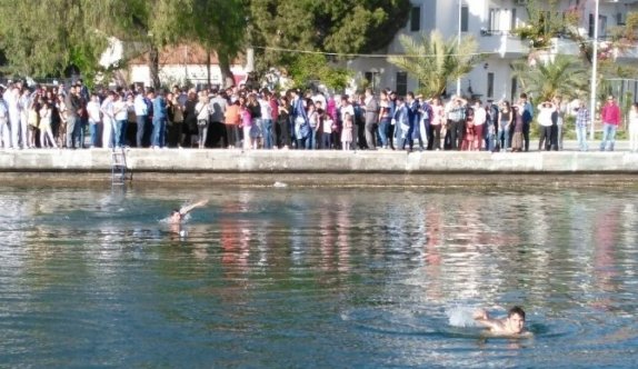 Diplomalarını Gölden Çıkararak Mezun Oldular