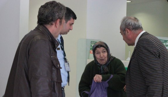 Dolandırılmak istenen yaşlı kadın, gerçeği öğrenince gözyaşlarına hakim olamadı