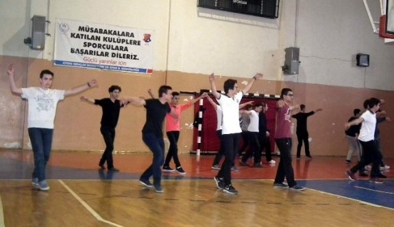 Efeler’de Gençlerin Ege Halkoyunlarına Yoğun İlgi