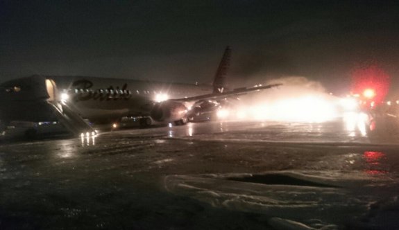 Endonezya'da iki uçak çarpıştı, çıkan yangın korkuttu