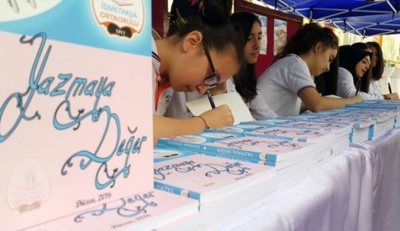 Genç Yazarlar Kitaplarını İmzaladı