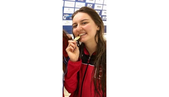 Genç yüzücüler Yunanistan&#039;da madalyaları topladı