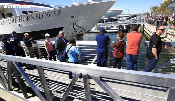 &quot;Hornblower&quot;, düdük çala çala bindirdi