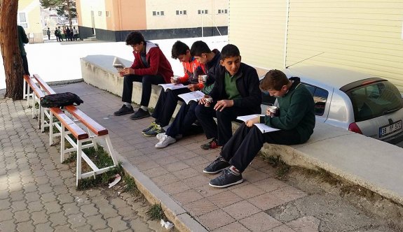 'Kitabını al da gel' projesi ile öğrencilere semaverde çay keyfi