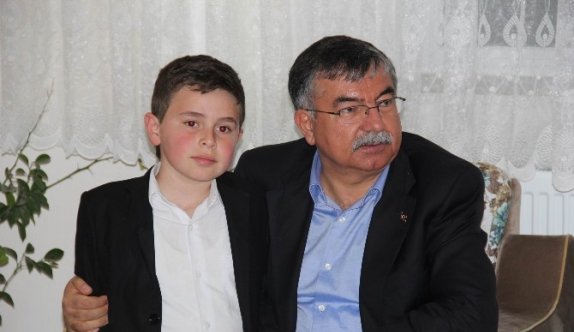 Milli Savunma Bakanı Yılmaz, Yüksekova Gazisini Ziyaret Etti