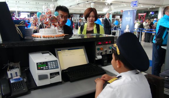 Minik pilot ve hostesler havalimanını renklendirdi