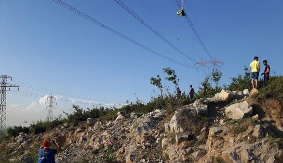 Paraşütçü Yüksek Gerilim Hattında Mahsur Kaldı