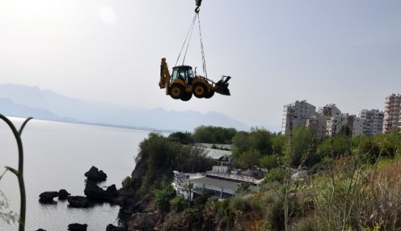 Plaj 400 Tonluk Vinç Yardımı İle Yıkıldı