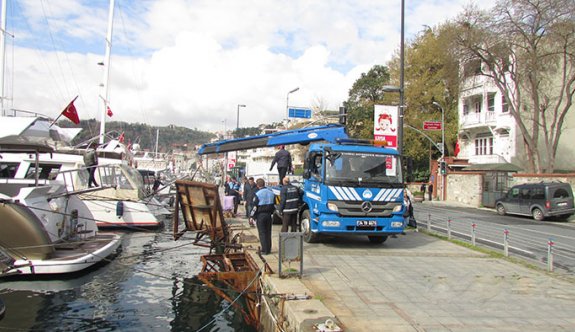 Sahilde tabela ve merdiven temizliği