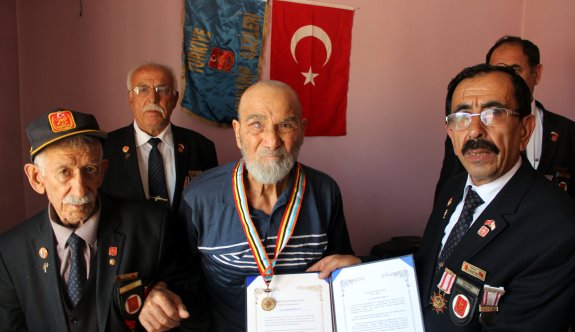 Savaştan 66 yıl sonra onur madalyası verildi