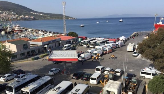 Sığınmacıları getiren gemiler art arda Dikili'ye geliyor