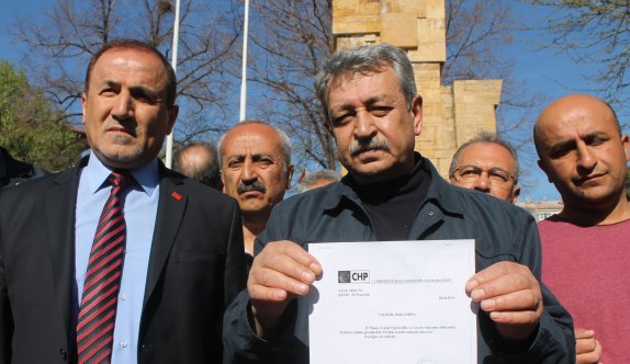 Sivas’taki 23 Nisan töreninde çelenk krizi yaşandı