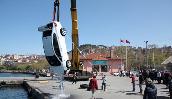 Sürücüsünün el frenini çekmeyi unuttuğu otomobil denize düştü