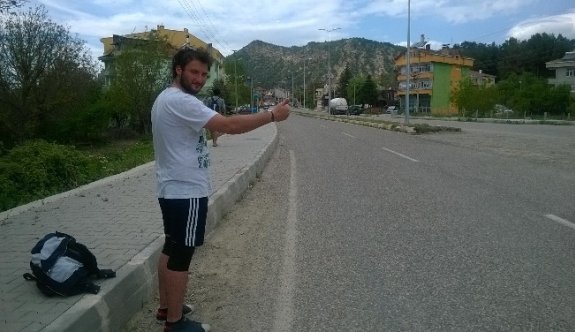 Üniversiteli 2 Öğrenci Otostopla Karadeniz Turuna Çıktı