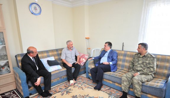 Vali Al yaralı güvenlik güçlerini evlerinde ziyaret etti
