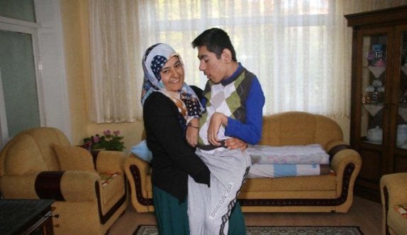 16 Yıldır Engelli Oğlunun "Eli Ayağı" Oldu