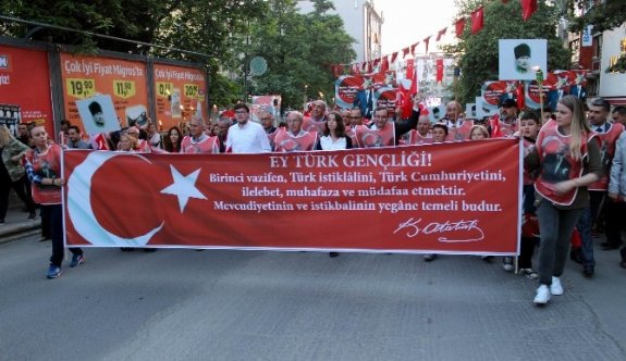 19 Mayıs’ta 3 Bin Kişi Meşalelerle Yürüdü