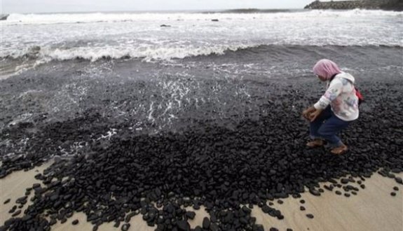 2 bin ton kömür sahile vurdu, İşte o kareler...