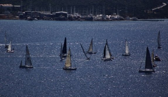 46 Yelkenlide 400 Sporcu Mücadele Ediyor