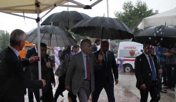 Açılışta Yağmur Bastırdı, Protokol Üyeleri Çadıra Sığındı