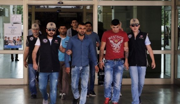 Baba, Terör Suçundan Tutuklanan Oğluna Tükürüp Tepki Gösterdi