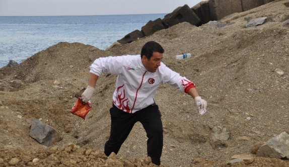 Belediye Başkanı Sahili Temizledi