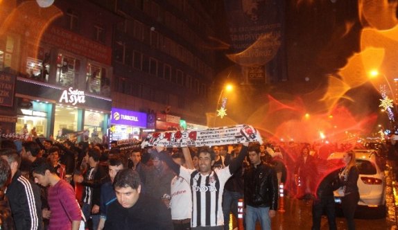 Beşiktaş Taraftarları Şampiyonluğu Havuza Atlayarak Kutladı