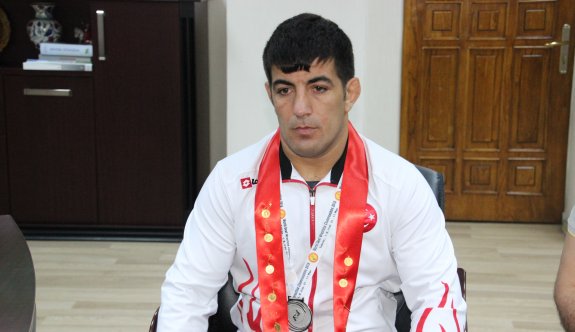 Dünya ikincisi olan işitme engelli sporcuya Belediye Başkanı'ndan 10 altın