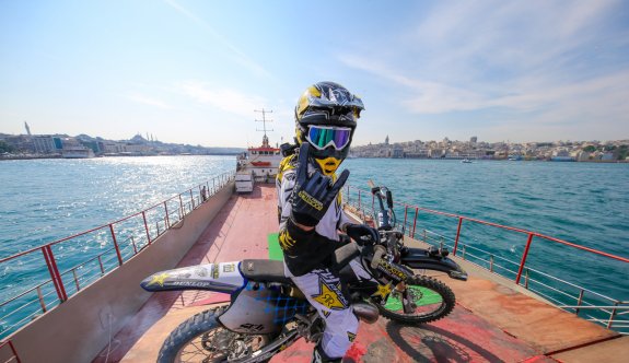 Gemiden gemiye motosikletle atladı