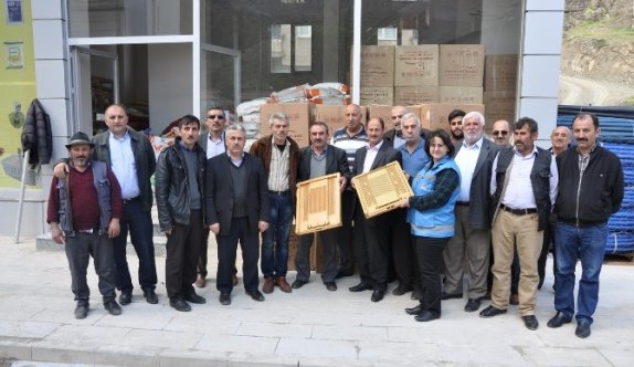 Gümüşhane’de Arıcılığa Kovan Altlığı Desteği