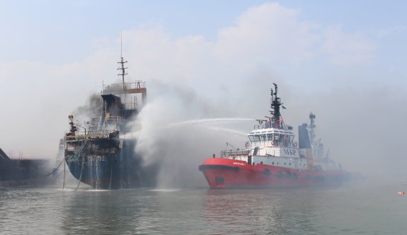 'Şükran Camuz' adlı hacizli gemi yandı