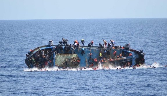 İtalya Açıklarında Göçmen Teknesi Battı, 562 Kişi Kurtarıldı