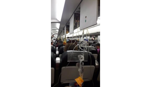 Kabin basıncı düşen uçağın oksijen maskeleri açıldı