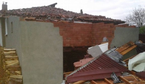 Kastamonu’da Fırtına Evleri Yıktı, Çatıları Uçurdu