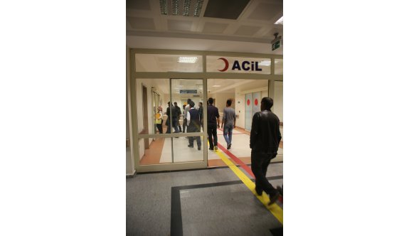 Kavgayı ayırmak isterken bıçaklandı