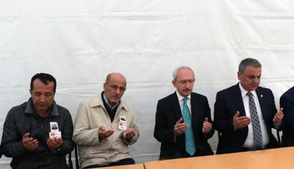 Kılıçdaroğlu, Şehit Başçavuşun Babasını Ziyaret Etti