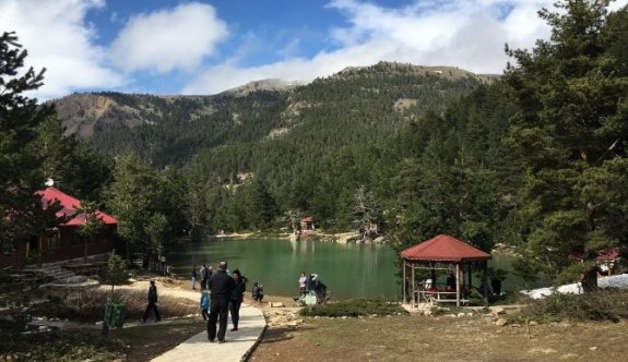 Limni Gölüne Ziyaretçi Akını