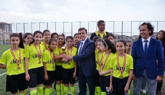 Okullar Arası Futbol Turnuvasında Kupalar Sahibini Buldu