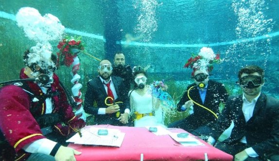 (Özel Haber) Gelinlik Ve Damatlıkla Su Altında Nikah