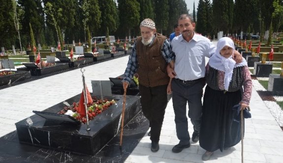 (Özel) Oğlunun Kurtulduğuna Sevinemeyen Dede Bastonuyla Şehitliğe Koştu