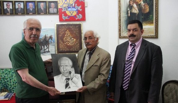 Ressam Adil Özkan, Mustafa Üskülüplü’ye Portre Resmini Hediye Etti